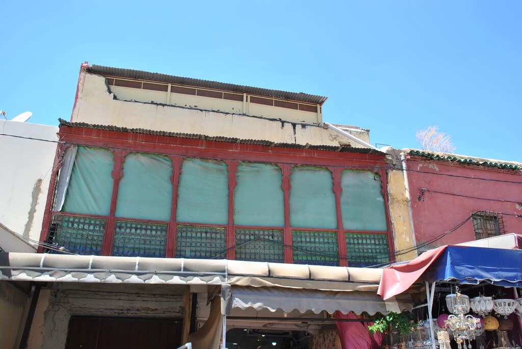 Balcón de madera en el mellah de Meknes