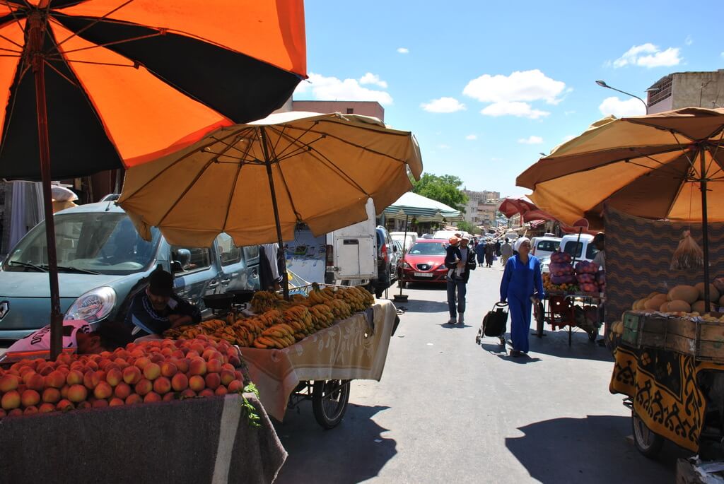 Mercado de frutas en el barrio del mellah