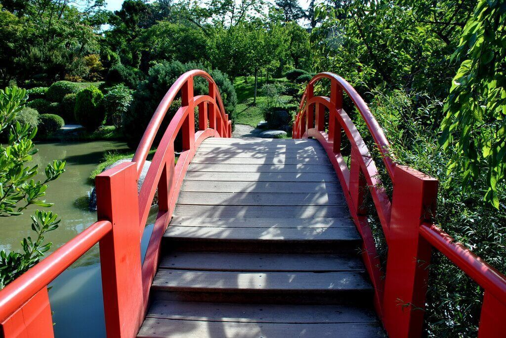 El bonito puente rojo