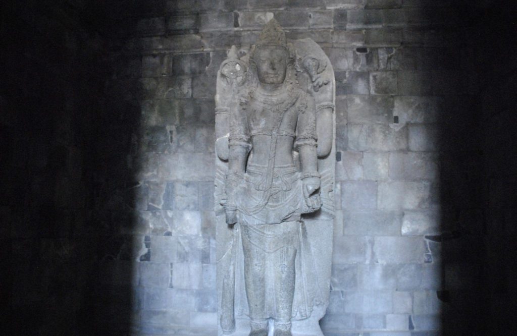 Estatua de piedra de Vishnu con sus cuatro brazos protectores