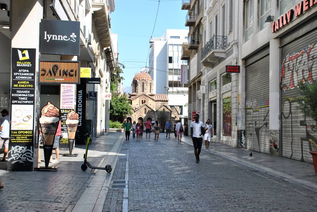 Calle Ermou, una de las arterias comerciales más importantes de Atenas