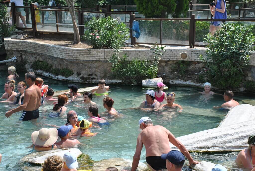 Piscina "tomada" por bañistas