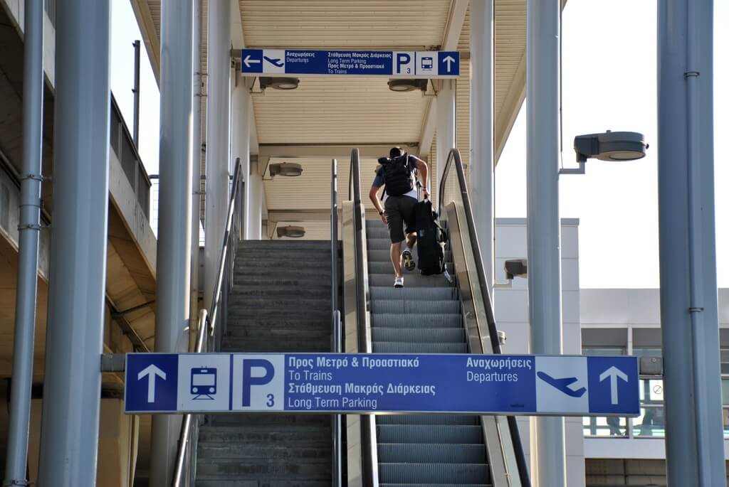 Escaleras mecánicas que conducen a la estación de metro