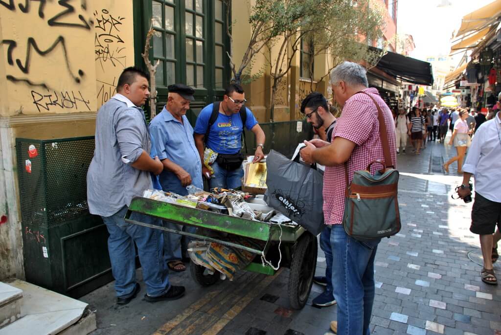 Puesto improvisado en la calle Ifestou