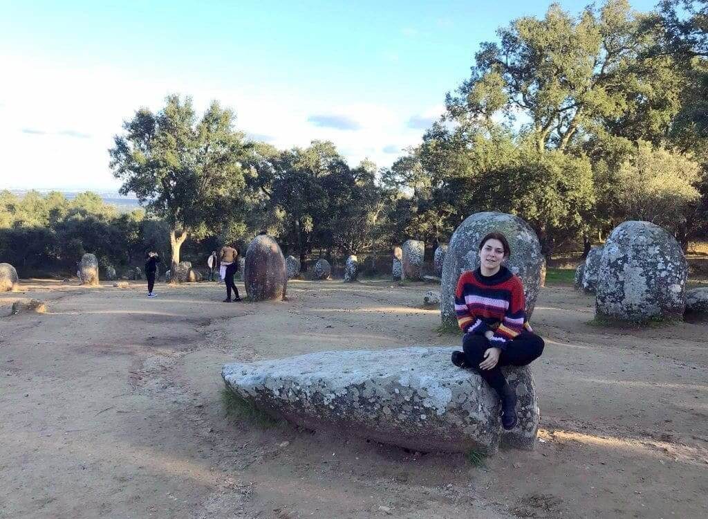 unto a los monolitos del Crómlech de los Almendros