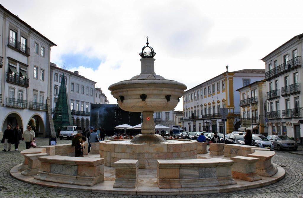 Fuente de los 8 caños en Praça do Giraldo