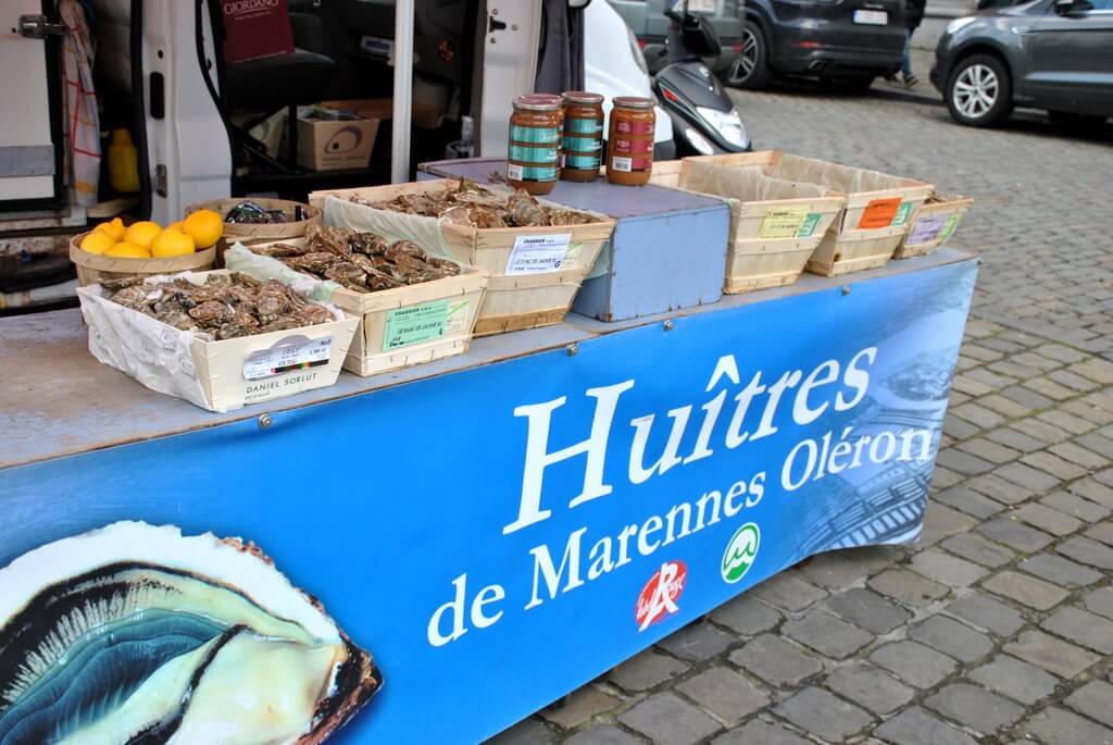 Puesto de venta de ostras en Place du Sablon