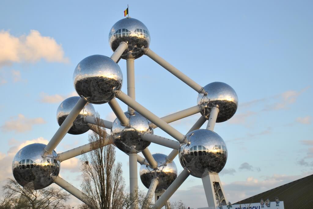 El Atomium desde la estación de Heyzel