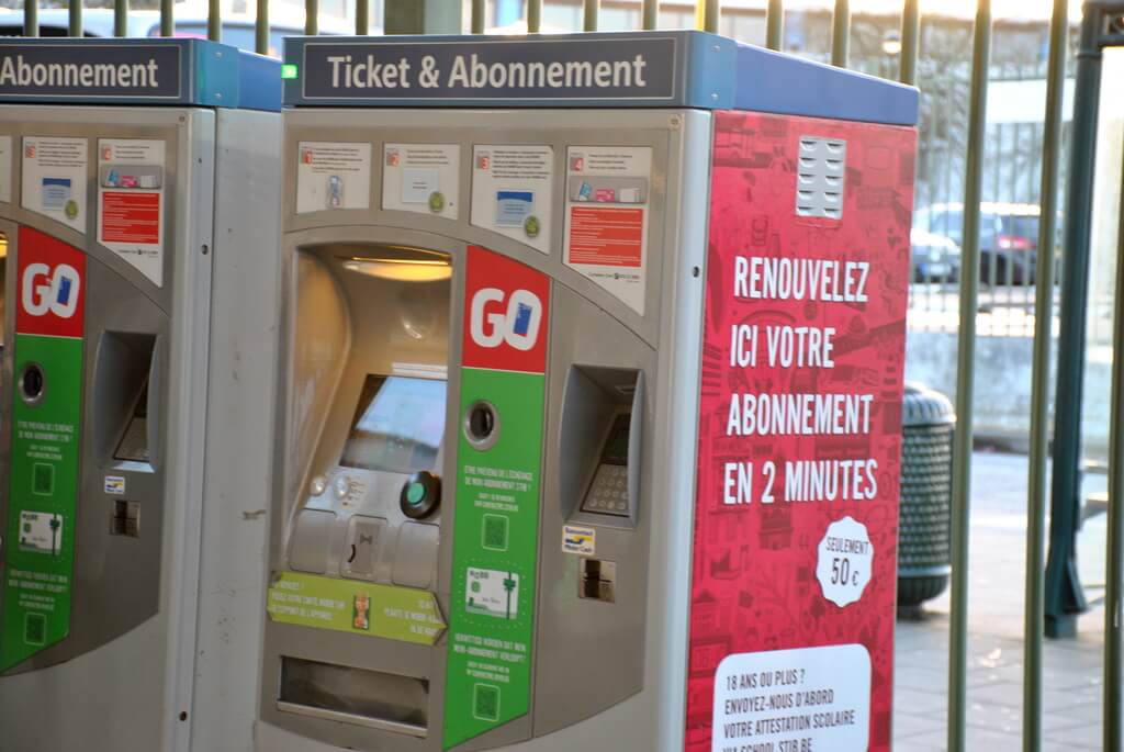 Máquina automática de billetes en la estación de metro de Heizel