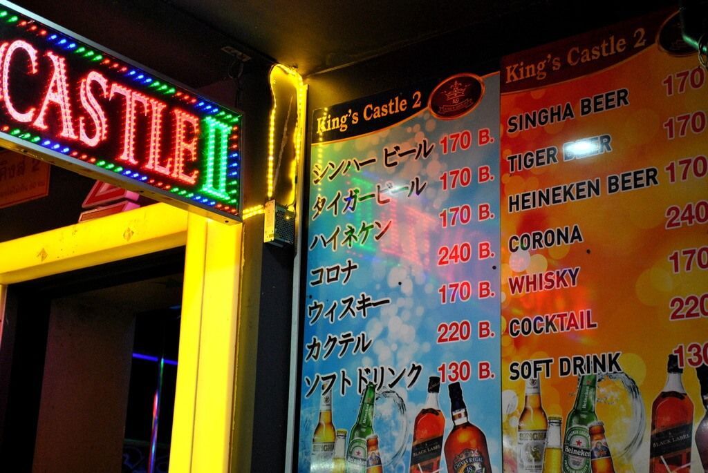 Cartel con precios de bebidas en Patpong