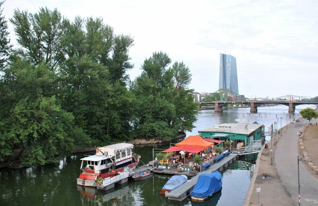 Restaurantes flotantes en la orilla del río Main