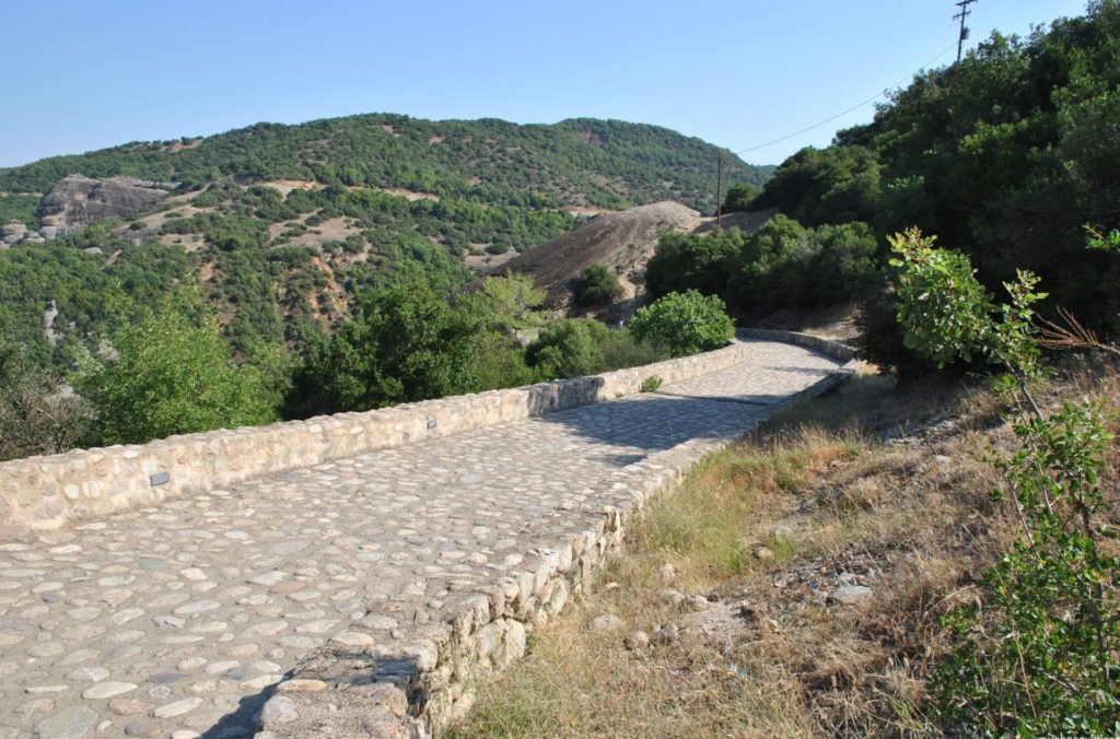 Rampa de bajada para acceder al monasterio