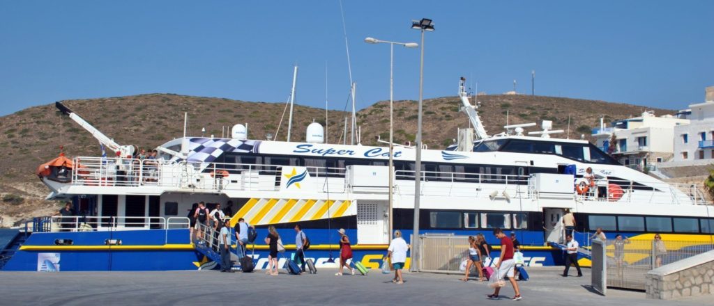 Llegada al puerto de Milos