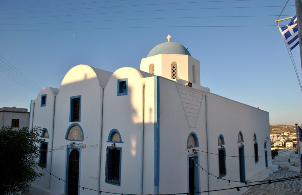 La bonita iglesia de Adamas