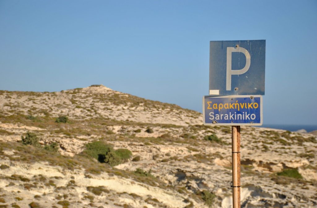 Parking de la playa de Sarakiniko