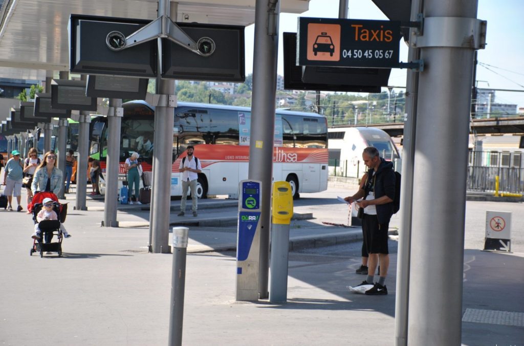 Dársenas en la estación de autobuses de Annecy