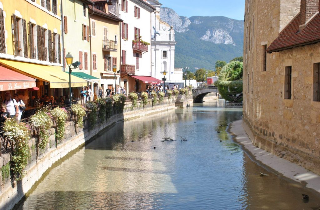 Canal Thiou, donde se encuentra el Palacio