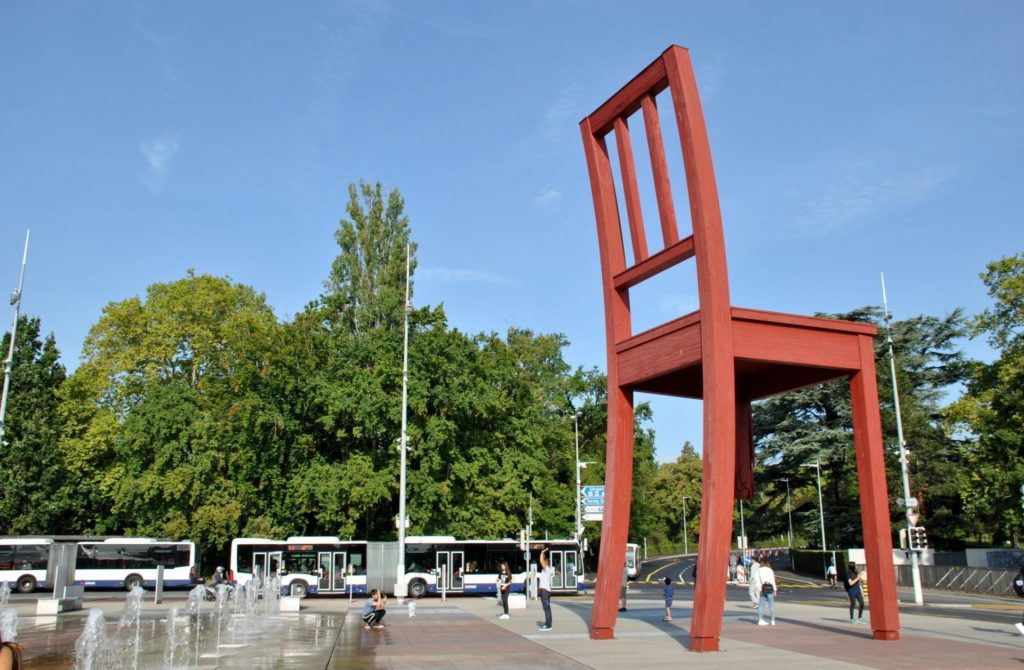 Escultura "Broken chair"