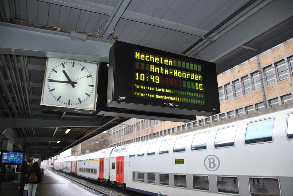 Esperando nuestro tren con destino a Amberes