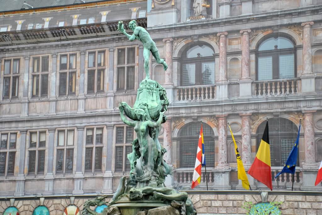 Ayuntamiento (en restauración) y la Fuente de Brabo