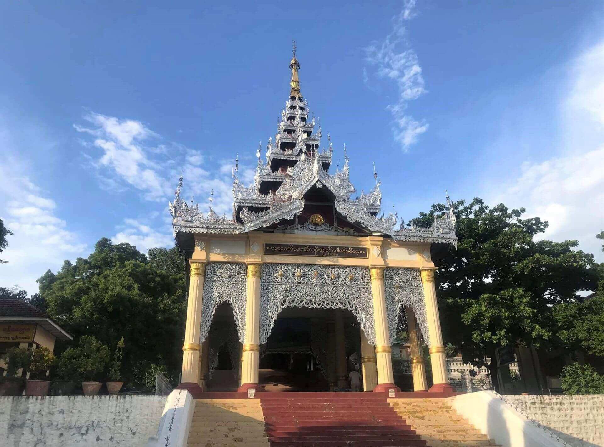 Puerta principal para acceder a Mandalay Hill