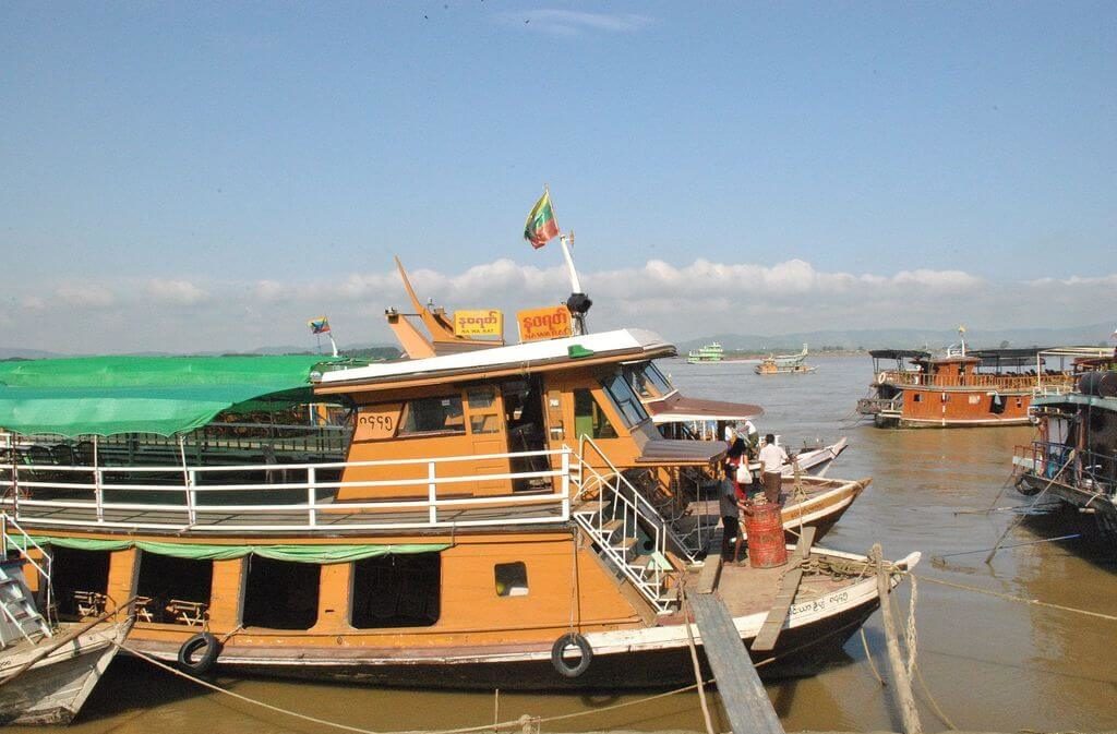 Barco en el puerto de Mandalay