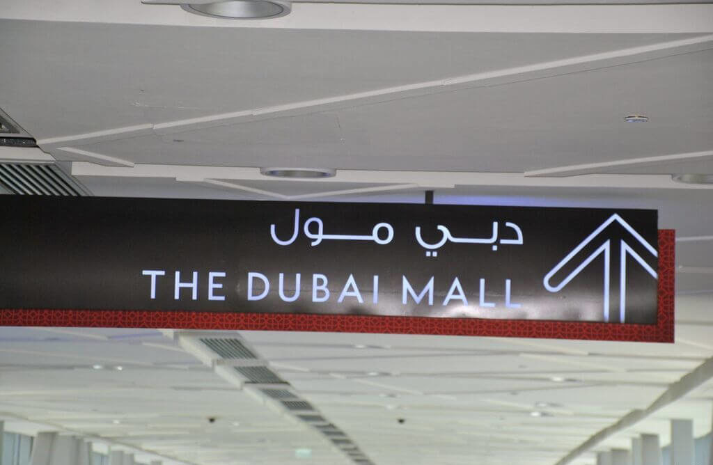 Cartel del metro de Dubai indicando la entrada al Mall