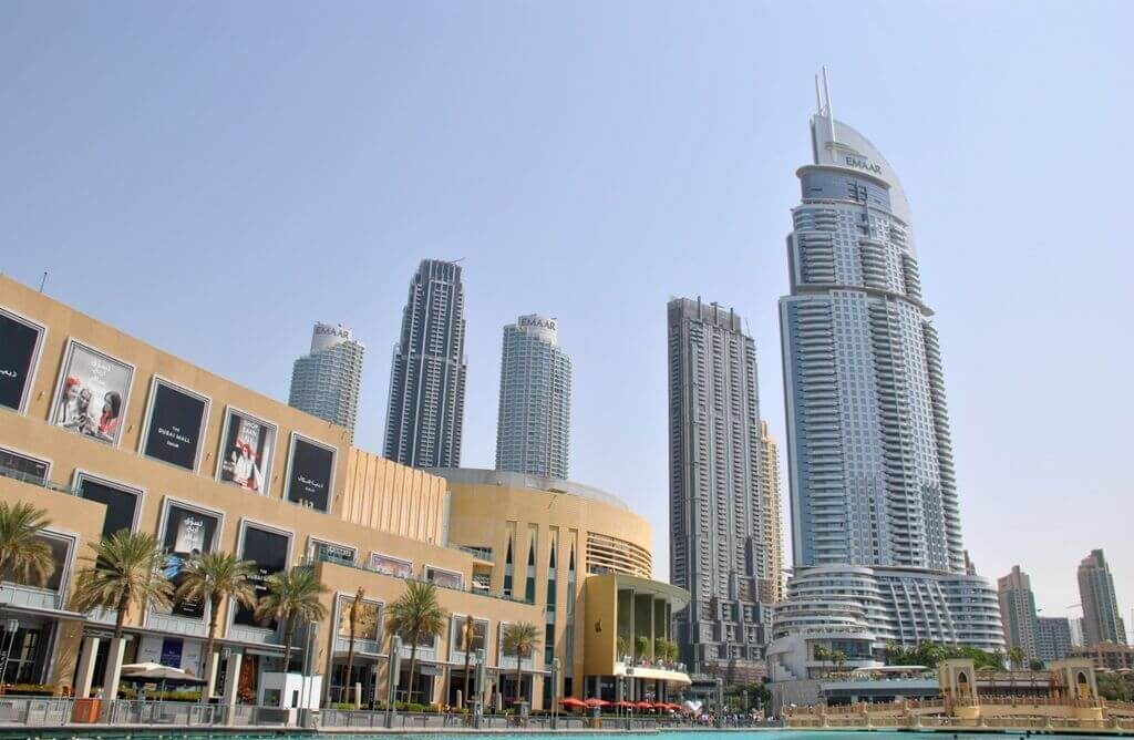 Rascacielos junto a la Dubai Fountain