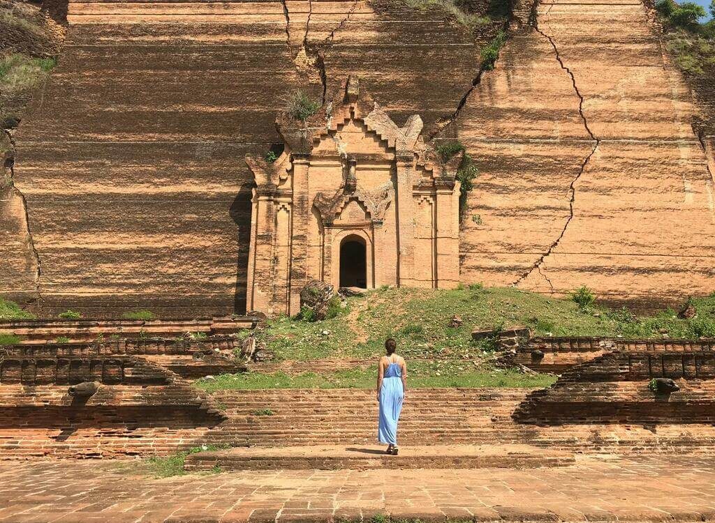 Frente a la Pagoda Pahtodawgyi