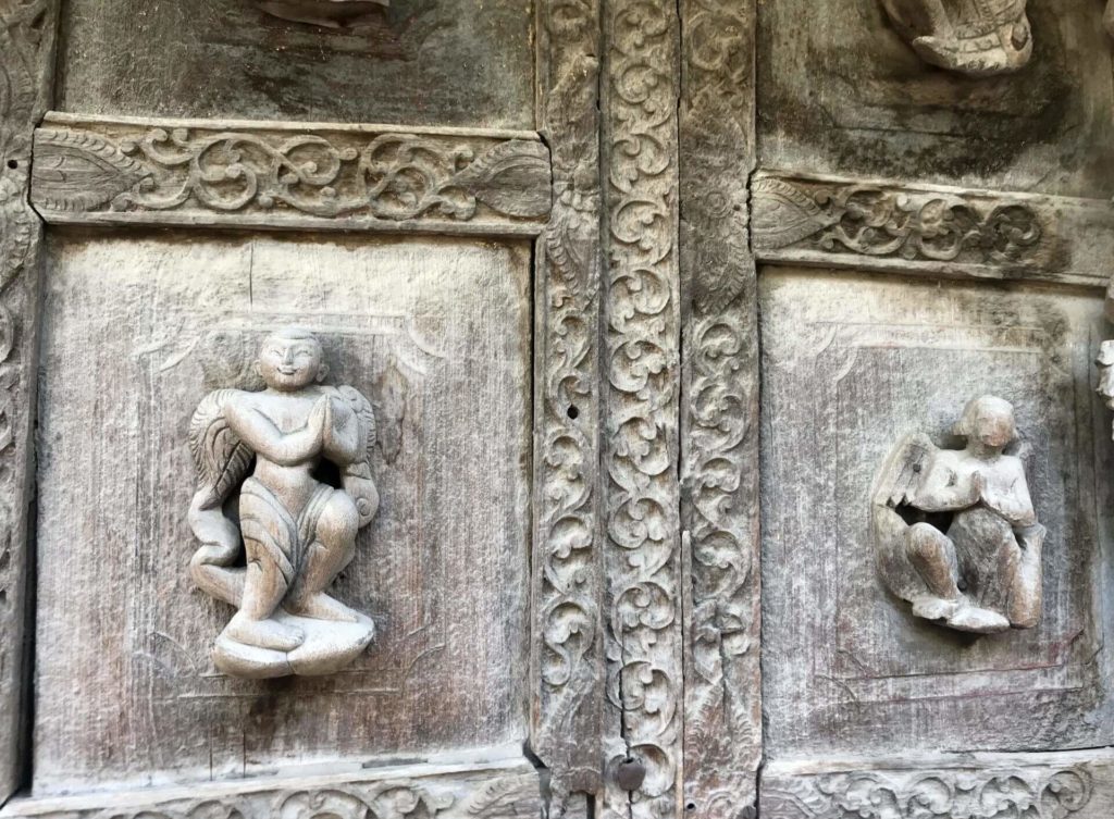 Detalle de una de las puertas del monasterio