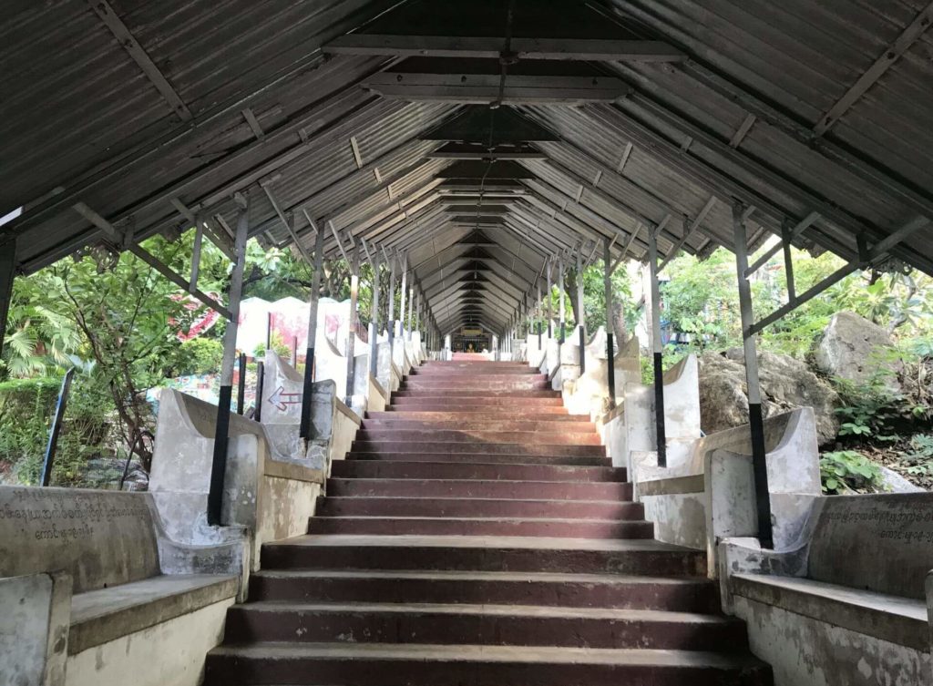 Subiendo la Mandalay Hill