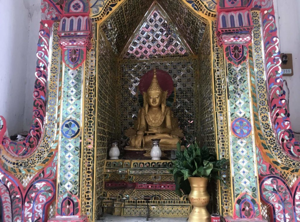 Pequeño santuario en Mandalay Hill