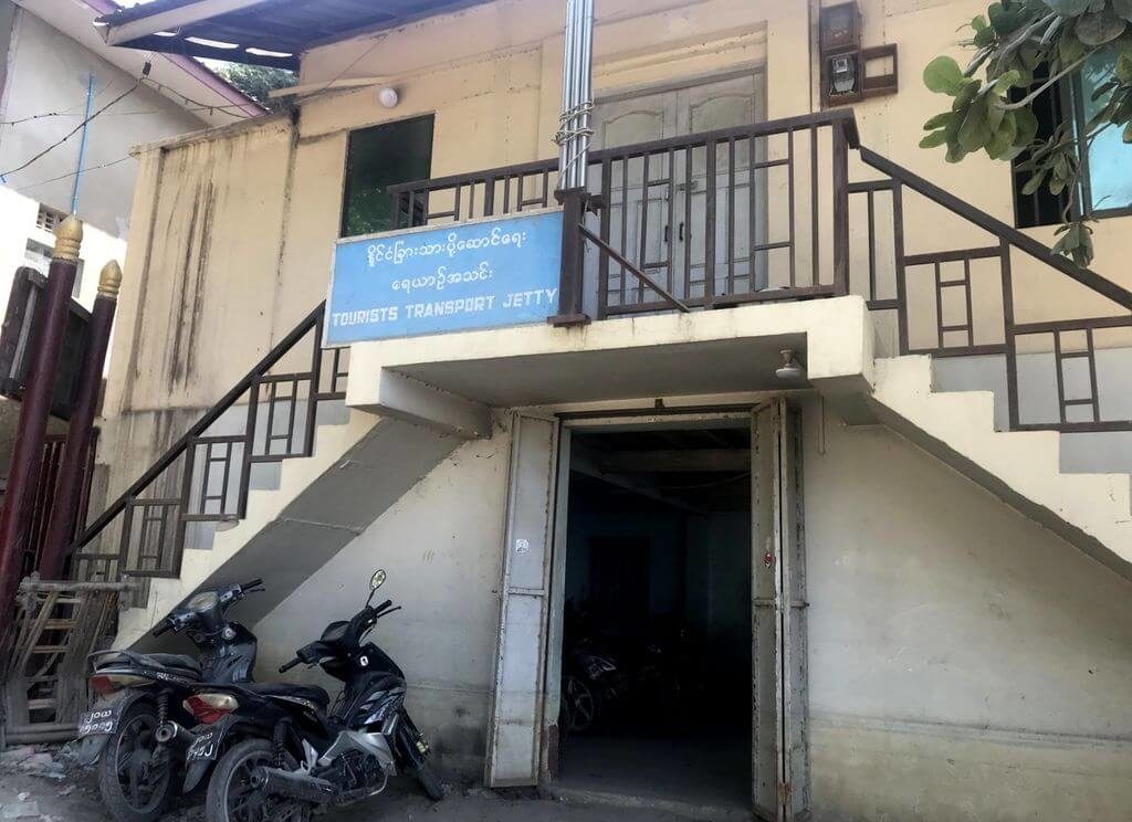 Edificio donde se compran los billetes para el ferry Mandalay-Mingun