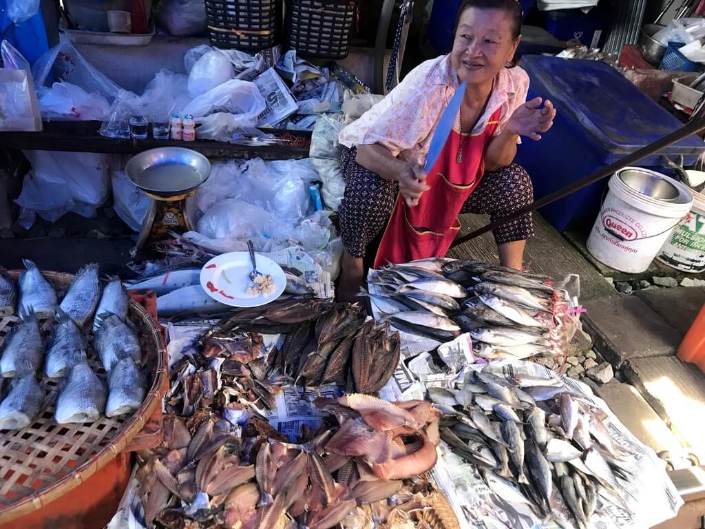 mercado de mae klong tailandia