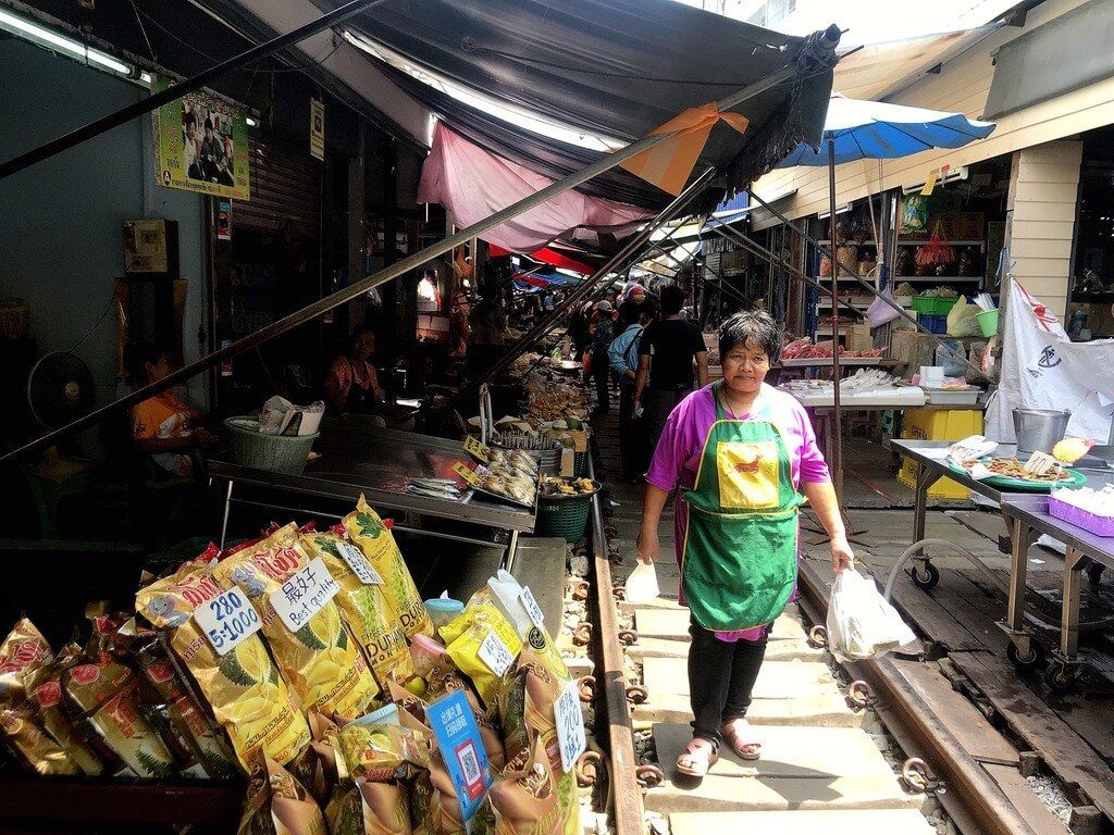 mae klong mercado de las vías del tren