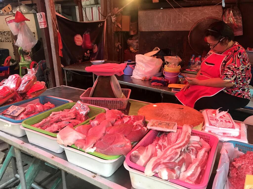 mae Klong el mercado de las vías del tren de Tailandia