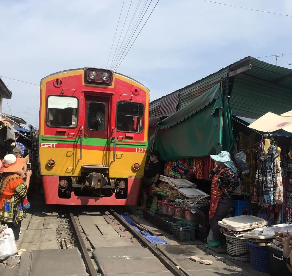 El tren cruza el mercado de Mae Klong