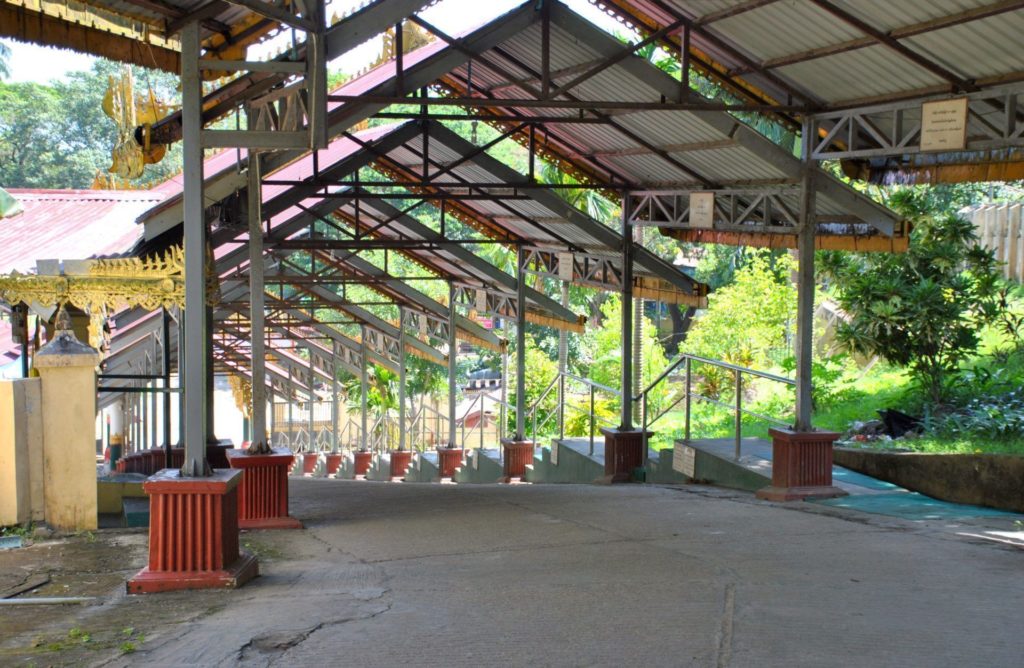 Rampa de acceso al templo. En la parte inferior se puede dejar el calzado