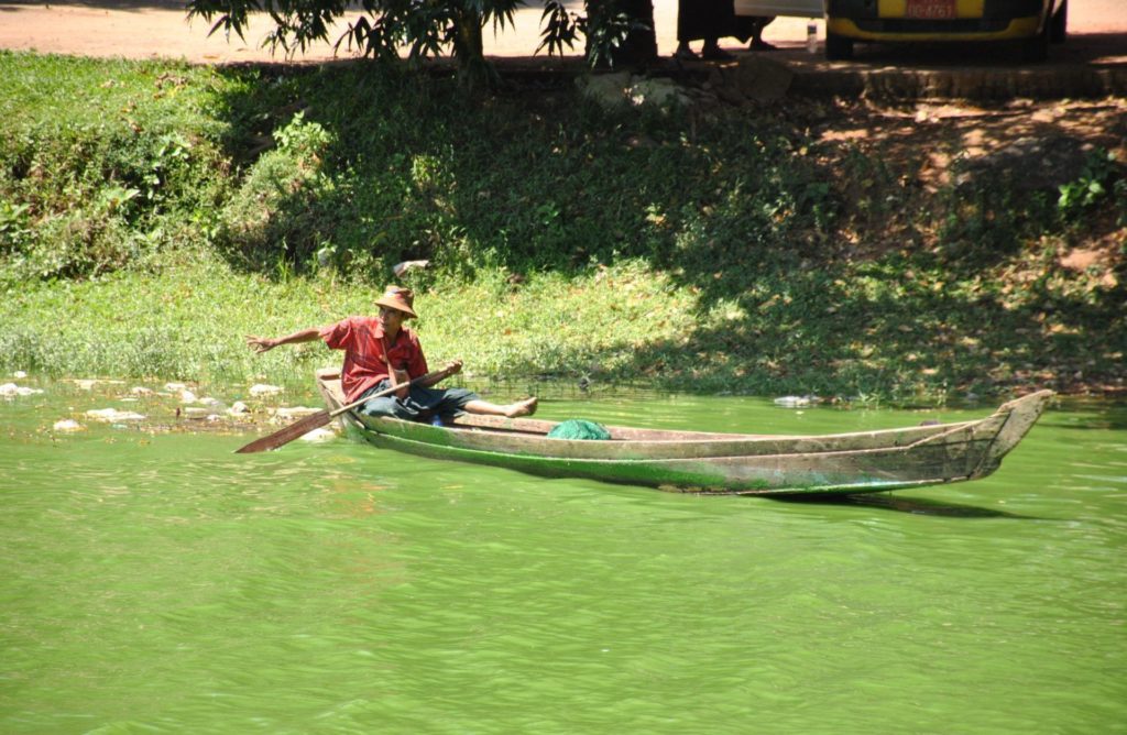 Un barquero en el lago