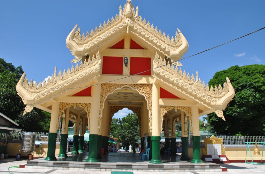 Entrada principal Maha Wizaya Pagoda. El calzado se deja en esta puerta