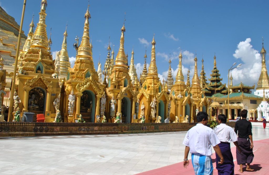 Recorriendo la pagoda en el sentido de las agujas del reloj