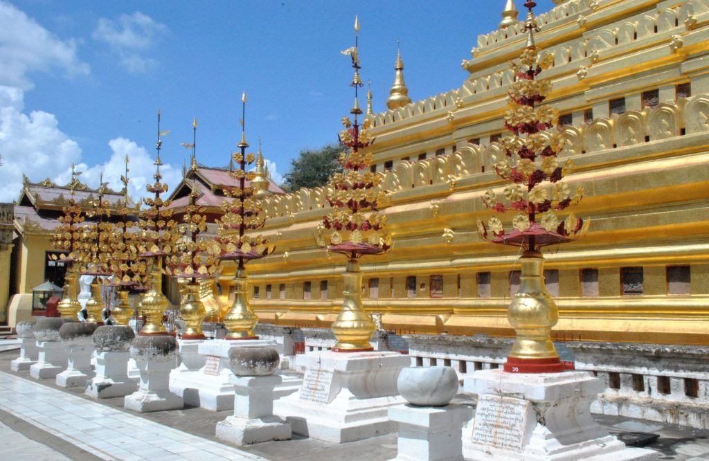 Recorriendo la Shwezigon Pagoda