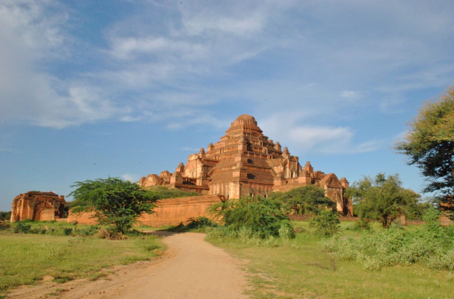 Panorámica exterior del templo