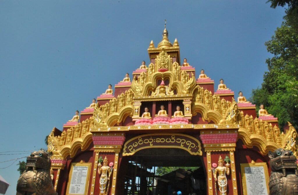 Puerta de entrada a la U Min Thonze Pagoda