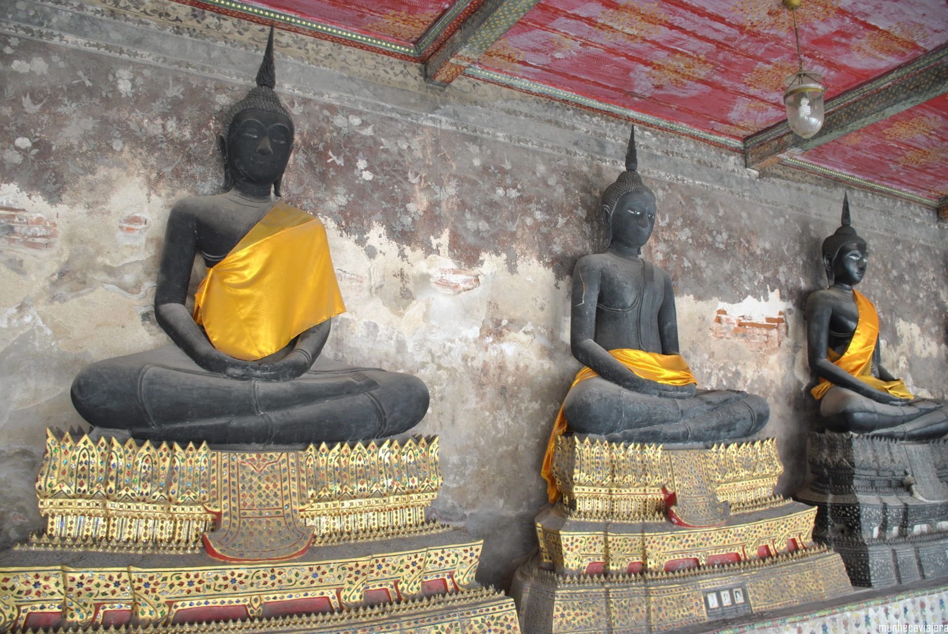 Budas de las galerías laterales del templo