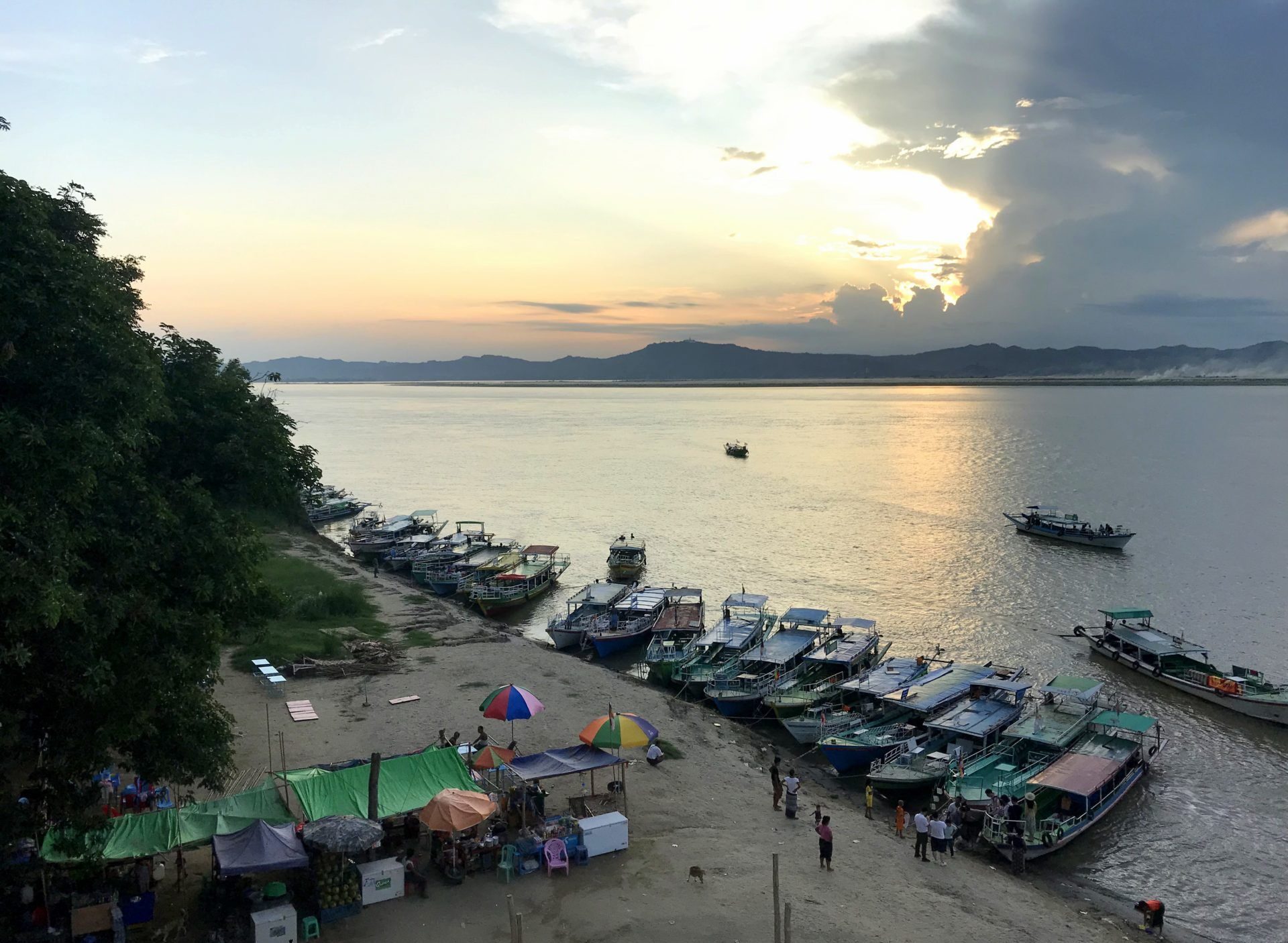 Atardecer sobre el río Irawadi