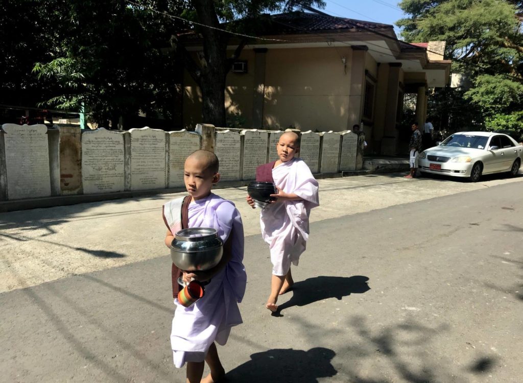 niños monjes en Amarapura