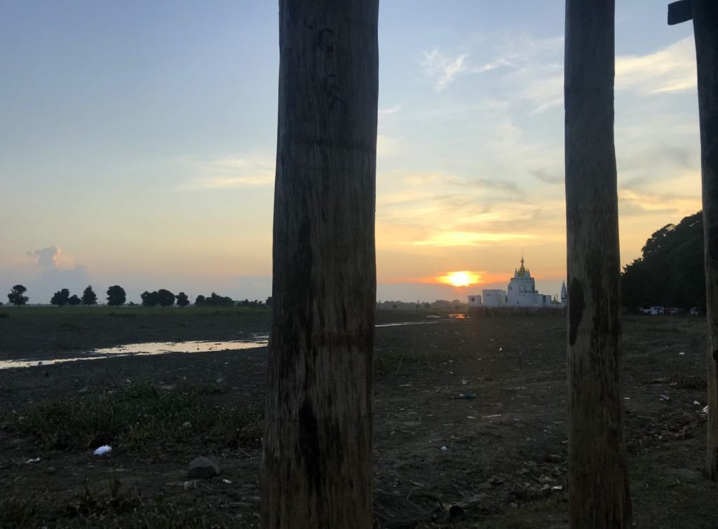 El sol se pone junto al U bein bridge