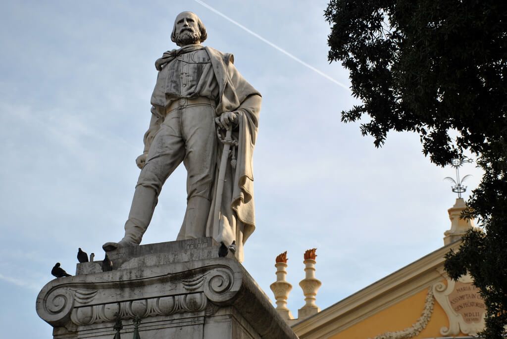 Estatua de Garibaldi en la plaza del mismo nombre