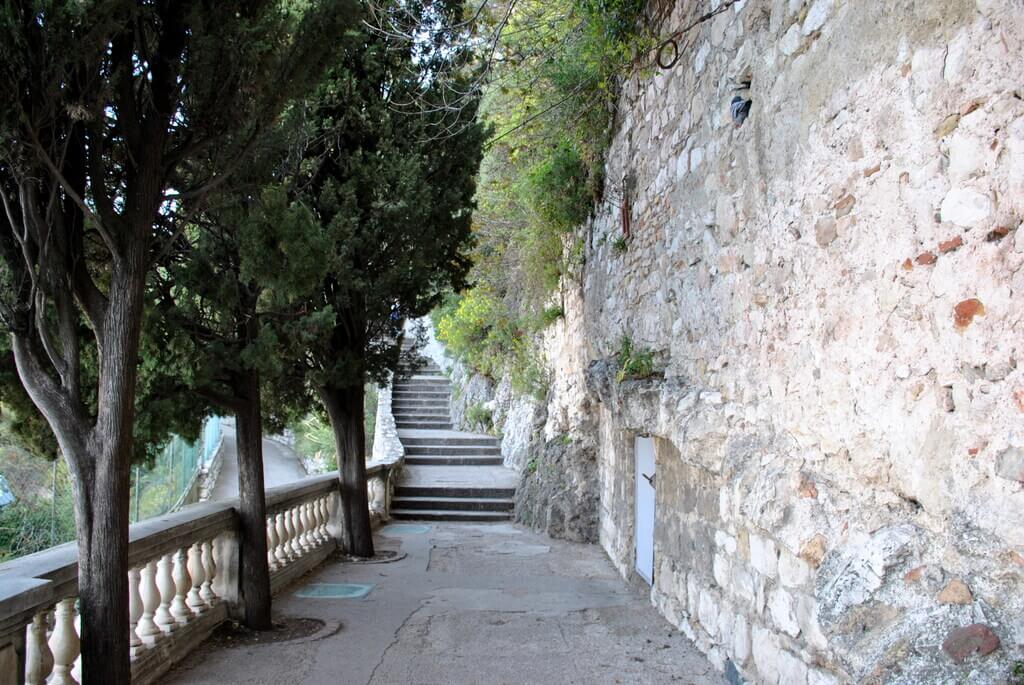 Subiendo escaleras. Colline du Château